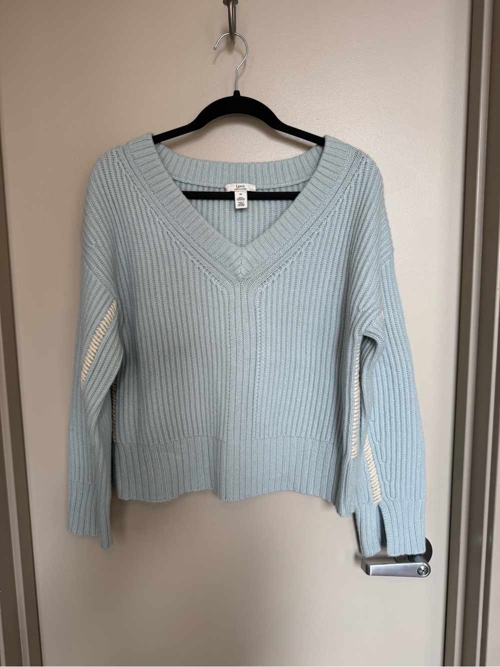 Lewit Cashmere Pullover V-Neck Ribbed Sweater.